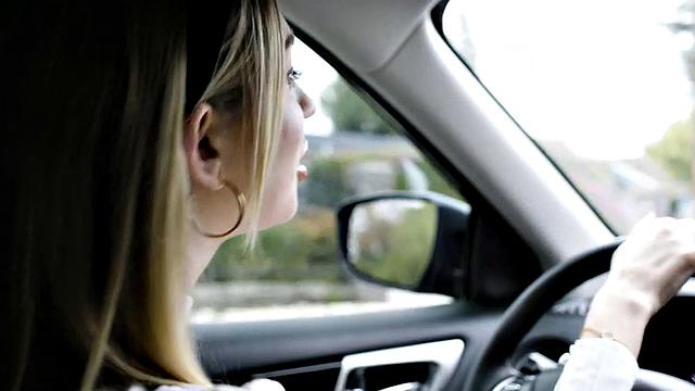 Lez 21yo seduces bigbooty lesbo b4 making her pussy wet