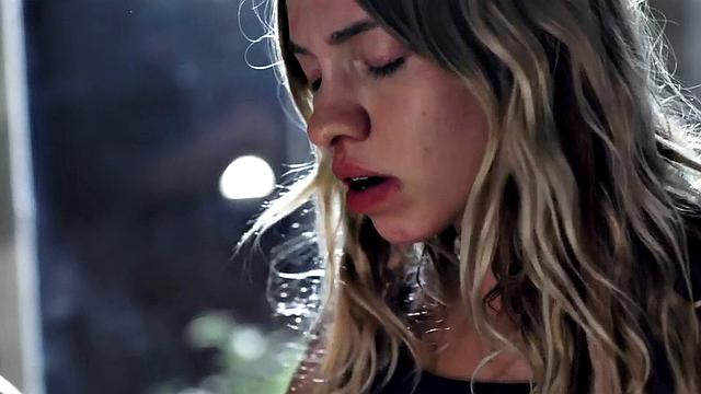 Lez 21yo seduces bigbooty lesbo b4 making her pussy wet