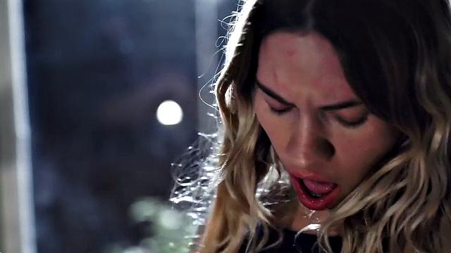 Lez 21yo seduces bigbooty lesbo b4 making her pussy wet