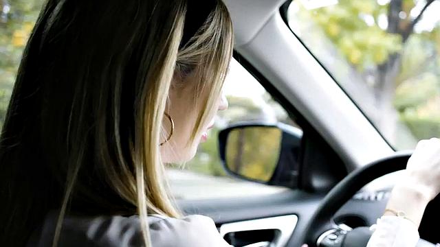 Lez 21yo seduces bigbooty lesbo b4 making her pussy wet