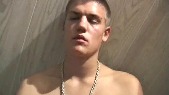 Лэнс дрочит по-взрослому, сперма летит как по заказу