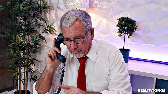 Джена устраивает соблазнительный батл за повышение прямо в офисе, пока Зак не может устоять перед её грудью и дерзкой игрой власти.