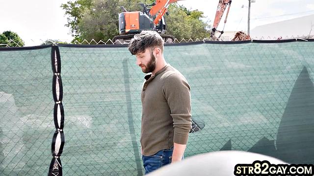 волосатый натурал в спортивке связан и отсосан хитрым парнем на улице