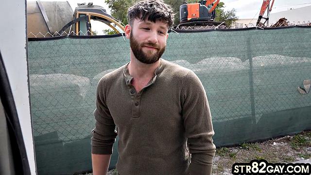 волосатый натурал в спортивке связан и отсосан хитрым парнем на улице