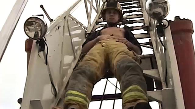 Марки в форме дрочит так, будто сдаёт экзамен на выживание