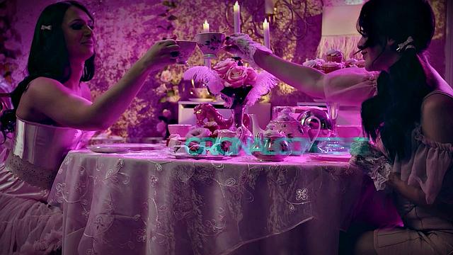 TRANSFIXED - Greedy Avery Jane Works Hard To Get More CREAMY From Sexy Eva Maxim & Izzy Wilde