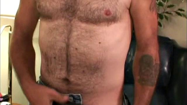 чаз дрочит после тяжёлого рабочего дня