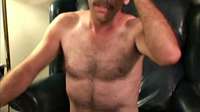 чаз дрочит после тяжёлого рабочего дня