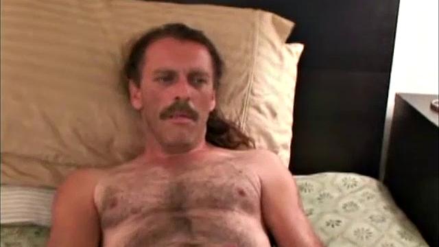 чаз дрочит после тяжёлого рабочего дня