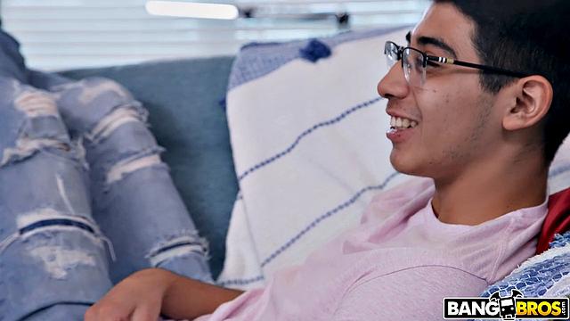 Наоми Фокс ловит ленивого пасынка за дрочкой и превращает стирку в порно-развлечения с юмором и грудями побольше, чем его долги по дому.