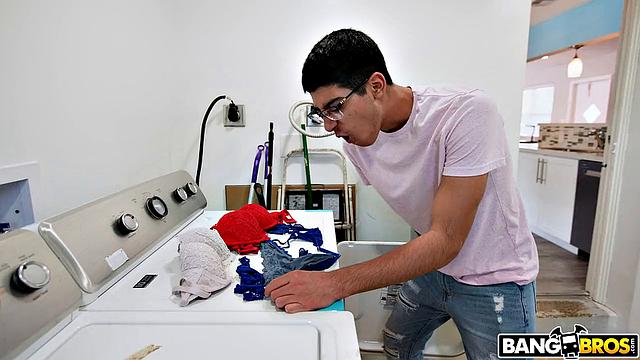 Наоми Фокс ловит ленивого пасынка за дрочкой и превращает стирку в порно-развлечения с юмором и грудями побольше, чем его долги по дому.