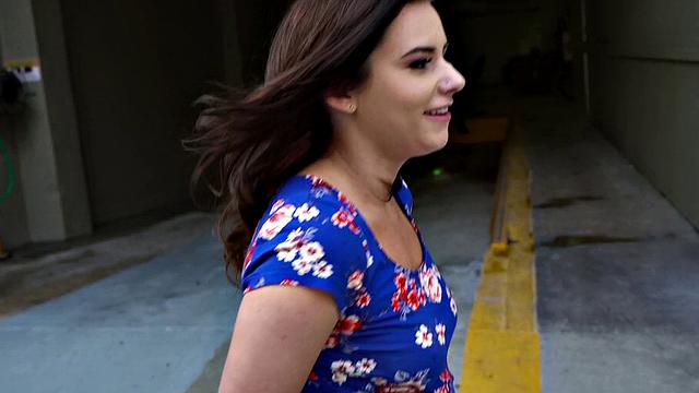 скромная брюнетка раздевается и получает страстный трах