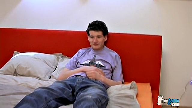 Твинк с большим членом Нейт дрочит - Nate