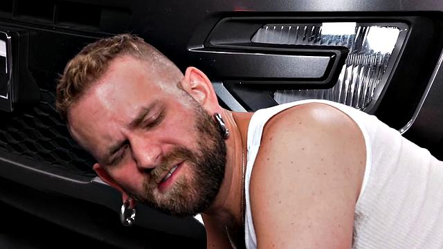 Muscled top sucked off before fisting athlete