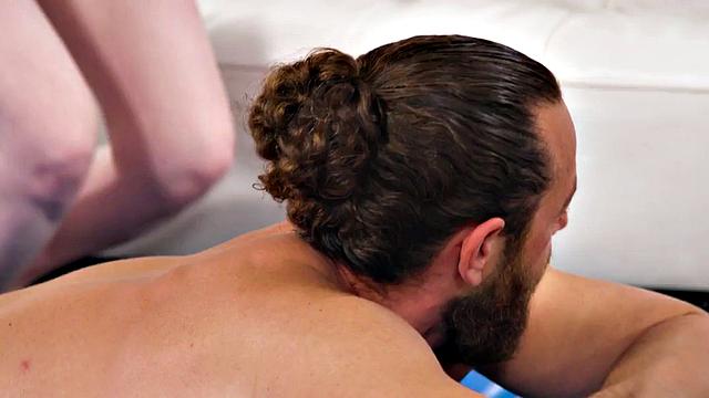 рыжая milf-массажистка на масле трахается с клиентом