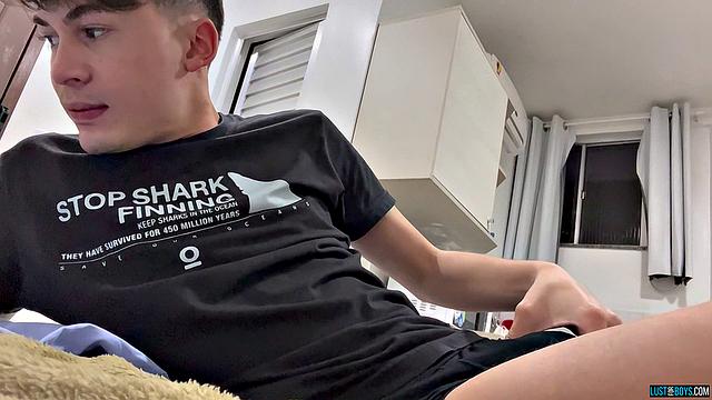 Мощный залп спермы от твинка Дэнни - Дэнни Бьянки