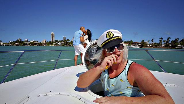 австралийские лесбиянки с тату трахаются на яхте и дают в зад