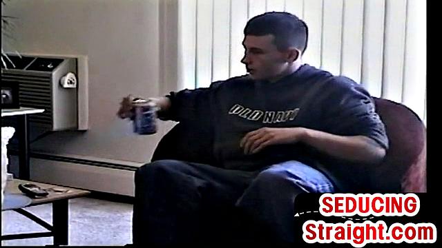 гетеро парень с волосатым членом дрочит перед геем