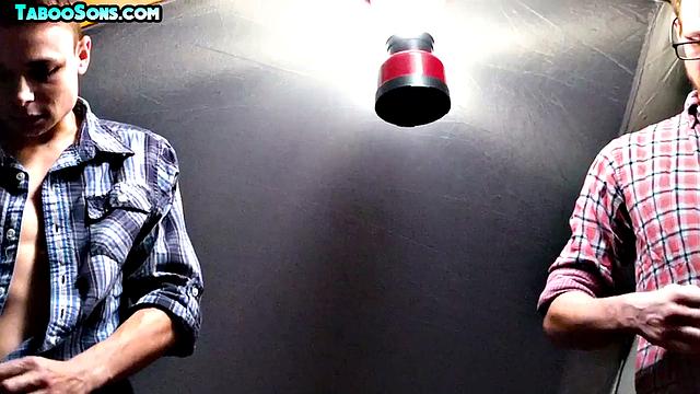 Зрелый мужик жестко трахается с худым парнем на камеру, страсть зашкаливает!