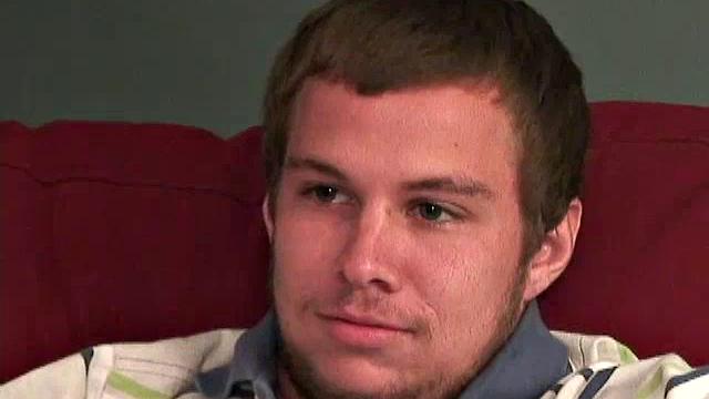 Брайан дрочит Роберту и доводит до кончи