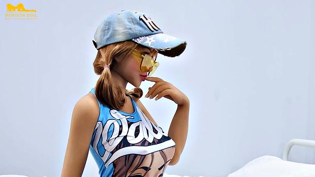 робот-зрелка с гигантскими сиськами и жопой заводит на секс