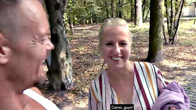 немецкая милфа с большой жопой отдалась на публике без тормозов