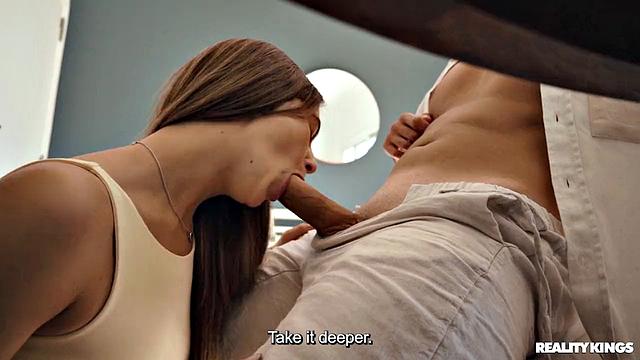Брюнетка Келли Алеан страстно трахается с парнем за завтраком, он жадно лижет её мокрую киску и кончает на неё.