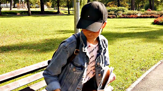 Блондинка в латексе с завязанными глазами дрочит и получает мощную порцию спермы в киску