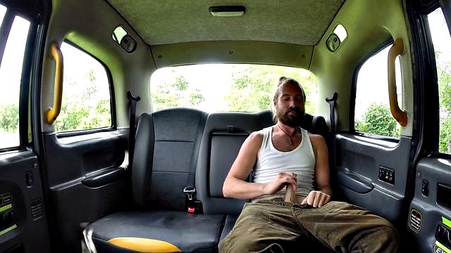 британская таксистка с огромными сиськами разносит кабину на обратной езде