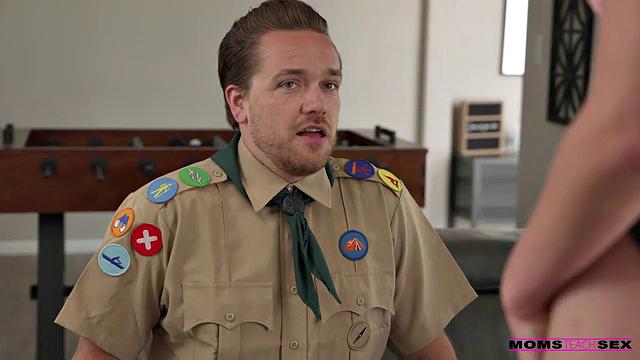 две зрелые красотки трахают сводного брата по очереди