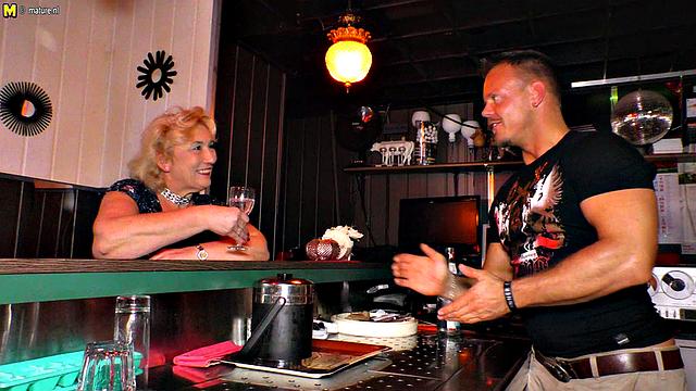 немецкая бабушка сосёт и трахается с молодым жеребцом