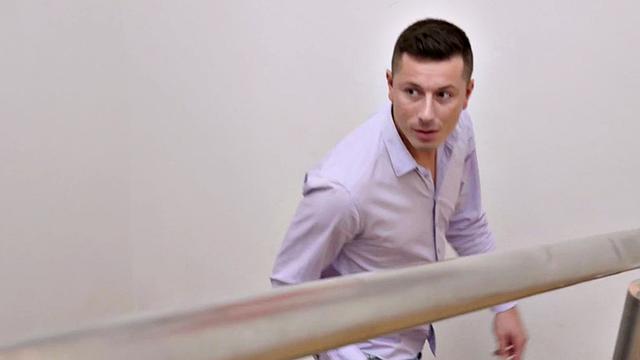 Фигуристая брюнетка в секси белье оседлала парня задом наперёд - кровать не выдерживает