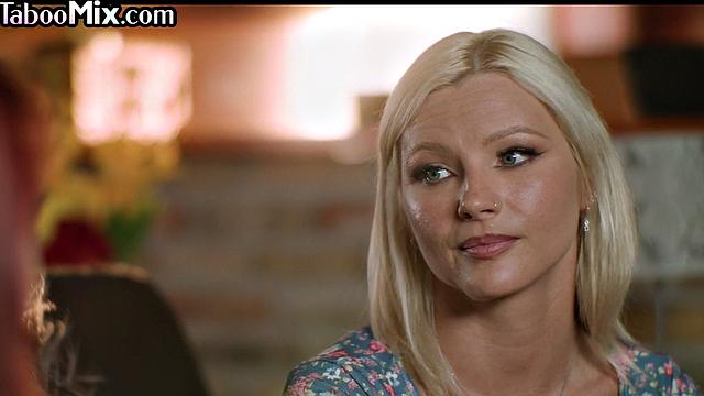 Блондинка с страпоном жарко трахает подругу после страстного триббинга.