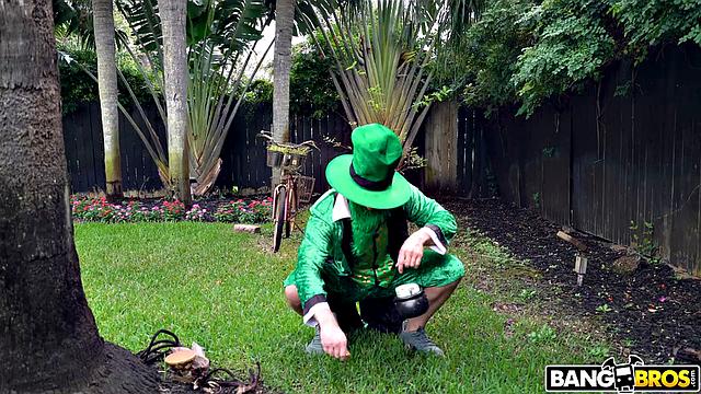 Роуз Монро ищет молоко, а находит золотого любовника с жадным языком в заднице на День святого Патрика - удача явно на её стороне сегодня!