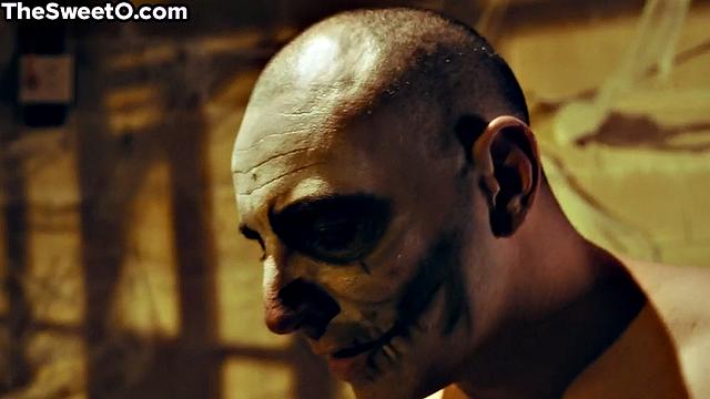 Сочная малышка скачет на члене в дикой страсти Хэллоуина