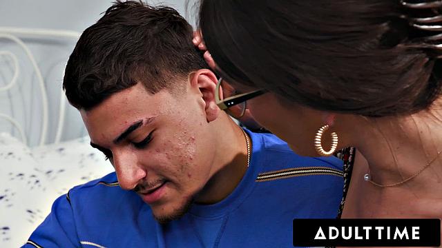 Катрин Колт соблазняет взрослого пасынка и дает ему в попку впервые, пока он нервничает перед сексом с мачехой.