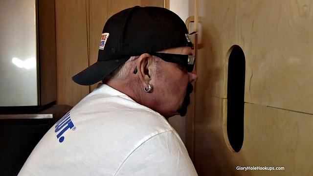 dude puts his mouth to work at the gloryhole and doesn't clock out early