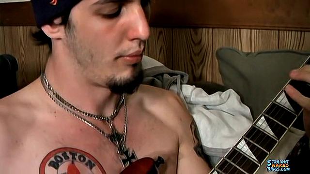 Голый рокер дрочит свой член - Axel