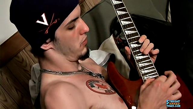 Голый рокер дрочит свой член - Axel