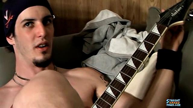 Голый рокер дрочит свой член - Axel