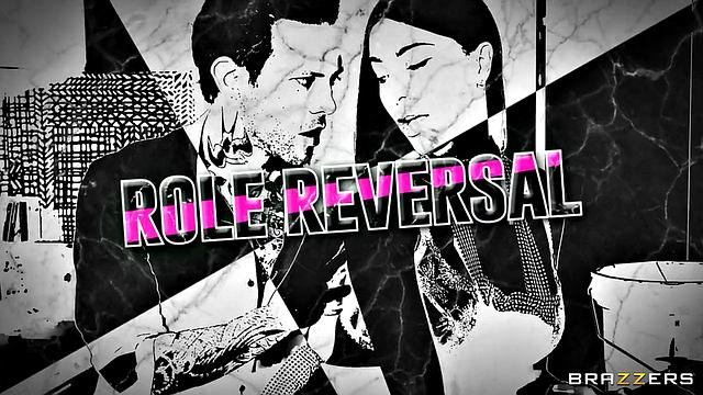 Азул Хермоса доминирует над мужем и трахается на кухне, пока тот чинит раковину.