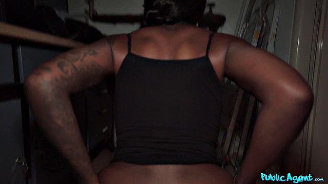 латинка с татуировками выпячивает жопу и заглатывает член до конца