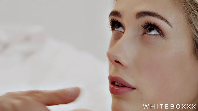 Скай Пирс мастурбирует перед Кристофом и просит трахнуть её сильнее!