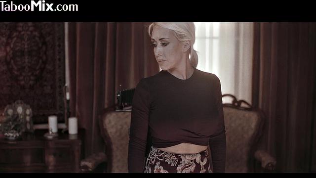 High-class lesbians scissoring with baes