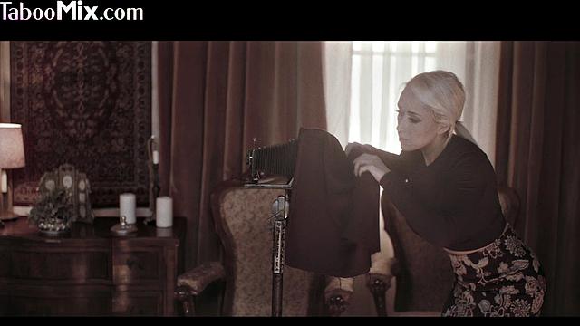 High-class lesbians scissoring with baes