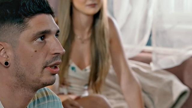 чешская блондинка трахается на диване со зрелым мужчиной