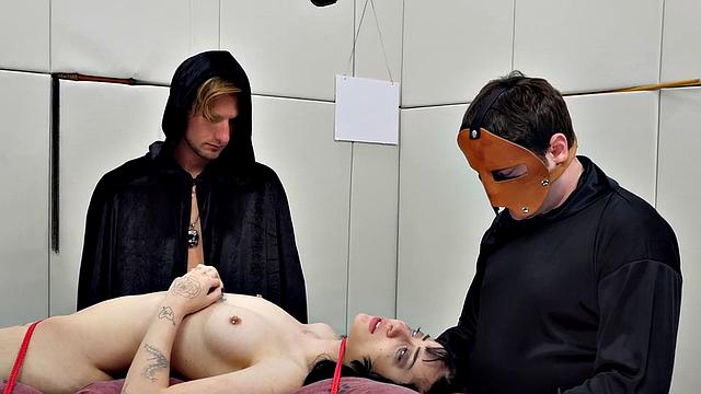 Kinky babe deepthroating and drinking pee