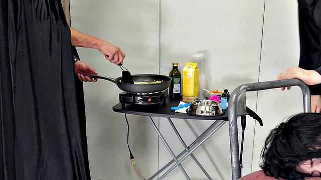 Kinky babe deepthroating and drinking pee