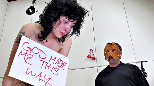 Kinky babe deepthroating and drinking pee