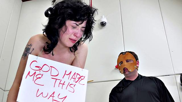 Kinky babe deepthroating and drinking pee